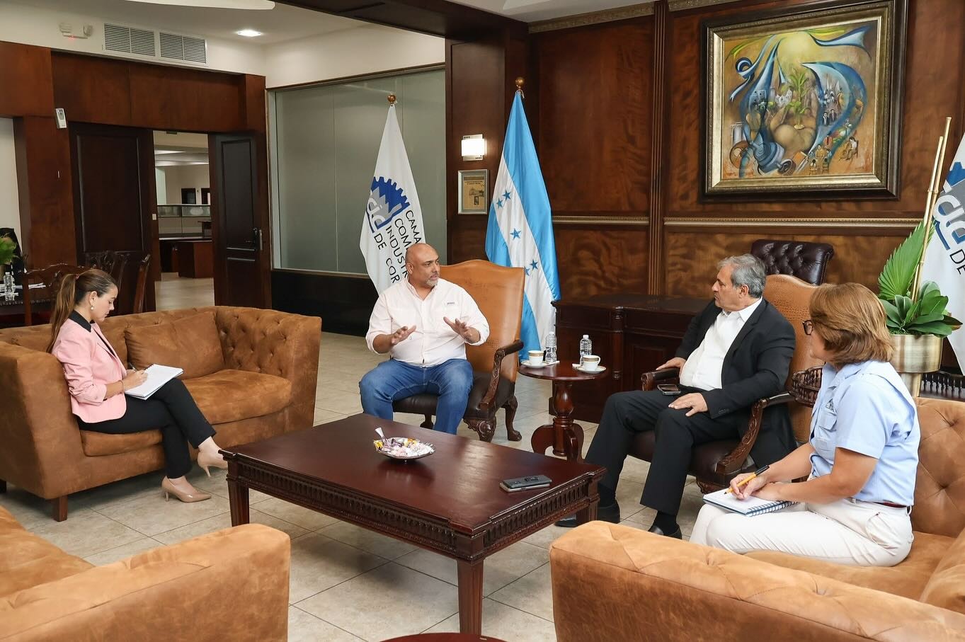 IHTT presenta plan de modernización del transporte urbano a la CCIC y certifica a 87 conductores de carga en San Buenaventura